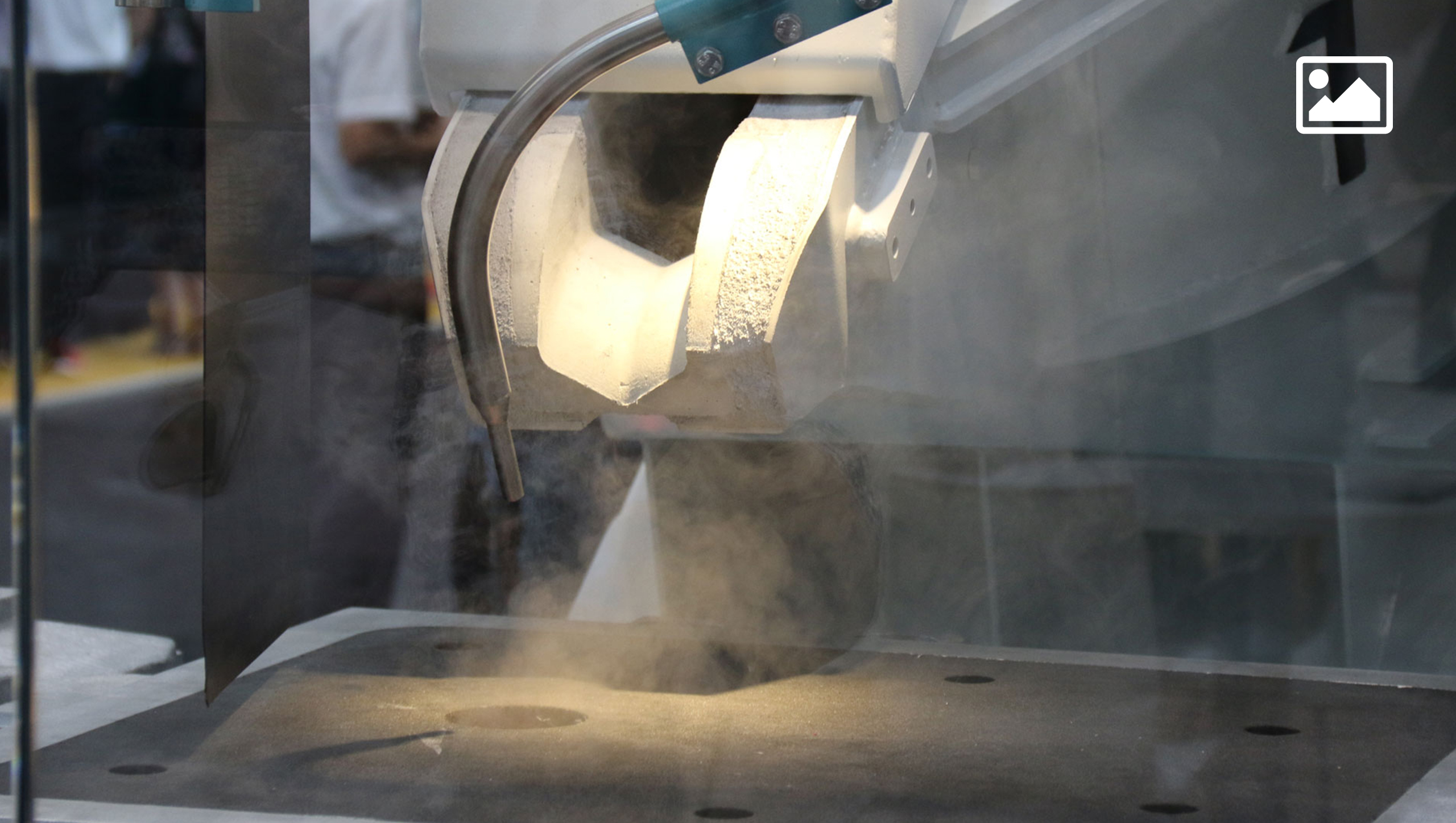 Bild einer Gießmaschiene für die GIFA, mit Licht und Dampfeffekten versehen.