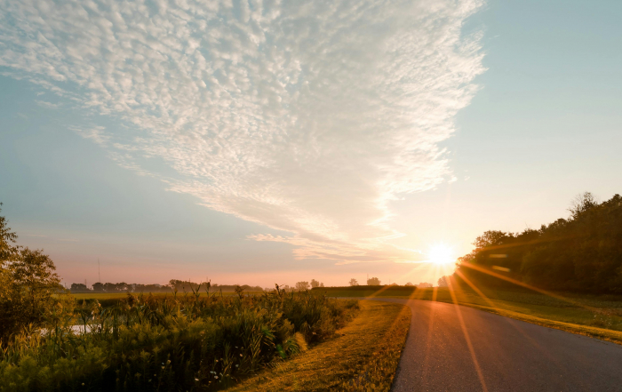 Sonnenaufgang auf einer Landstraße, symbolisch für Hoffnung